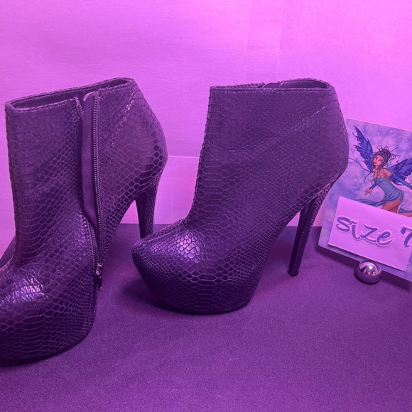 Steve Madden Stiletto (high) heal, in a little bootie. Size 7.